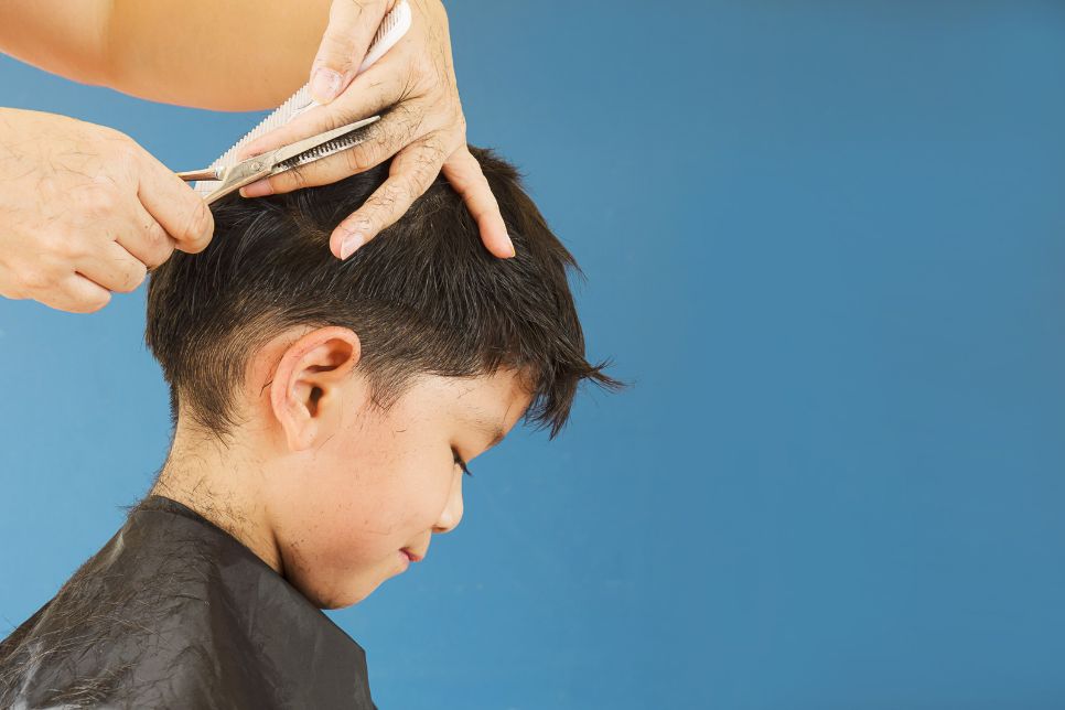 5 bước cắt tóc an toàn cho trẻ tại nhà